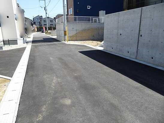 【前面道路含む現地写真】