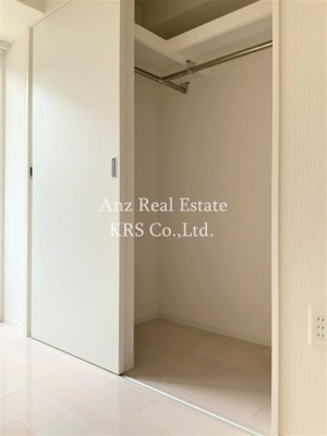 【収納】 | SERENiTE本町reflet | たっぷり入るウォークインクローゼット！整理整頓をサポート！