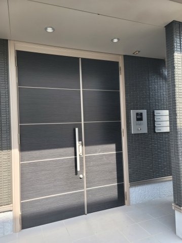 アリスティオのエントランス|オートロック！モニター付きインターホンで来訪者の顔を事前に確認できるので安心ですね♪