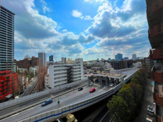 【展望】 | 【 View 】
木の暖かさをより感じさせてくれる太陽の光、一日の始まりを心地よく演出してくれます。窓から入る気持ちのいい風で、活力がみなぎることでしょう。