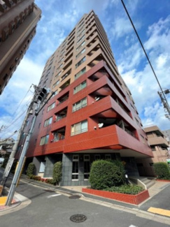 【外観】 | 【 Appearance 】
存在感のある建物は、居住者の拠点としてずっと価値を持ち続ける。今もそこでじっと佇み、居住者の安全や安心を守ってくれています。