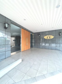 【エントランス】 | 【 Entrance 】
居住者の帰りを最初に待っていてくれるエントランス。その壮大な佇まいとは裏腹に、入ると静寂な空間が続いています。プライベートがしっかりと守られている証です。