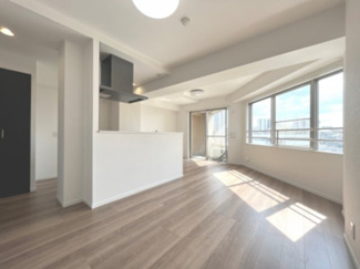 【外観】 | 【 Living　room 】
木の暖かさを感じられ、団欒とした生活を送ることができるリビングルーム。気持ちのいい日の光の下、ゆっくりとしたくつろげる時間を楽しみませんか？