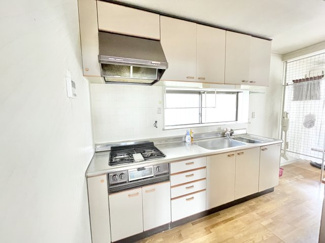 【キッチン】 | 石原町　中古戸建て | ■収納スペースもたくさんある使いやすいキッチンです！