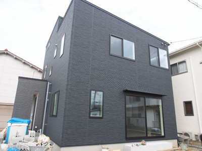 【外観】 | ルルーディア楢津 | 黒くてシンプルな外観です。