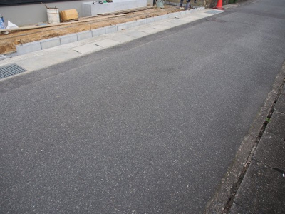 【前面道路含む現地写真】 | ルルーディア楢津 | 前面道路の広さもばっちり。