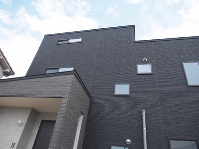 【外観】 | ルルーディア楢津 | 黒くてシンプルな外観です。