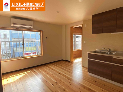 【居間・リビング】 | 佐の弥マンション | 東向きの明るい室内。