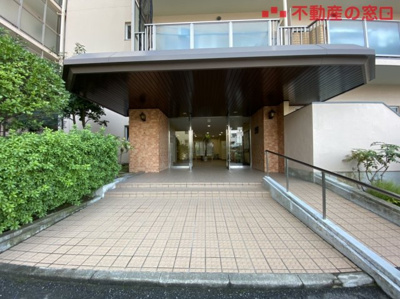 【エントランス】 | ユニハイム明石 | マンションのエントランス。車いすでもラクラクのスロープもあります！