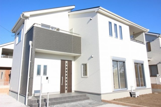 【外観：施工例】 | 【3号棟】同社施工例：パターン・色・建物配置は異なります。