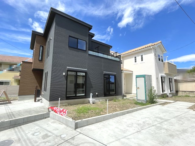 藤岡市岡之郷22-P1（全2棟）1号棟の外観|ナチュラルで飽きの来ないデザインは流行に左右されない家の形です。外構も綺麗に仕上がっています(^▽^)/
