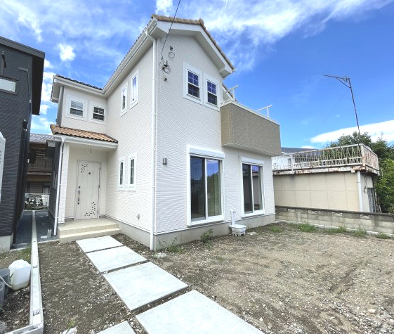 藤岡市岡之郷22-P1（全2棟）2号棟の外観|隣地との距離も保ちながらも綺麗な街並みに溶け込みました！
駐車スペースやお庭も十分に確保しています！