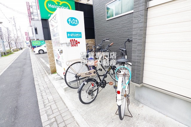 クラージュ平安の駐車場