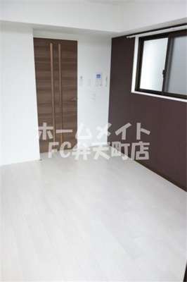 【居間・リビング】 | ラグゼドーム前1 | ゆったりとしたリビングです