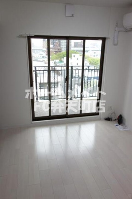 【居間・リビング】 | ラグゼドーム前1 | ゆったり過ごせる居間です