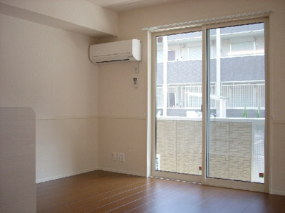 【居間・リビング】 | 薬円台壱番館 A | こちらのリビングで趣味の時間をお楽しみください