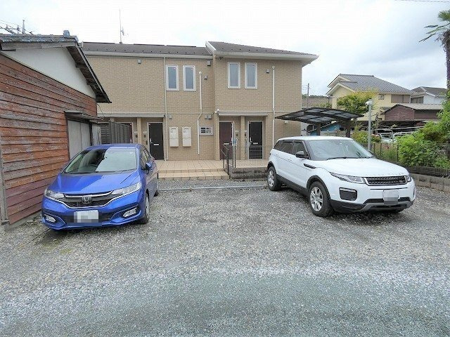 エトワール平山の駐車場
