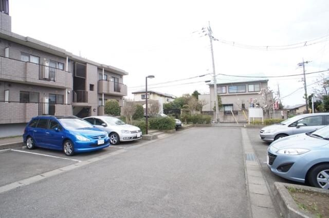 グラスイン笹山の駐車場