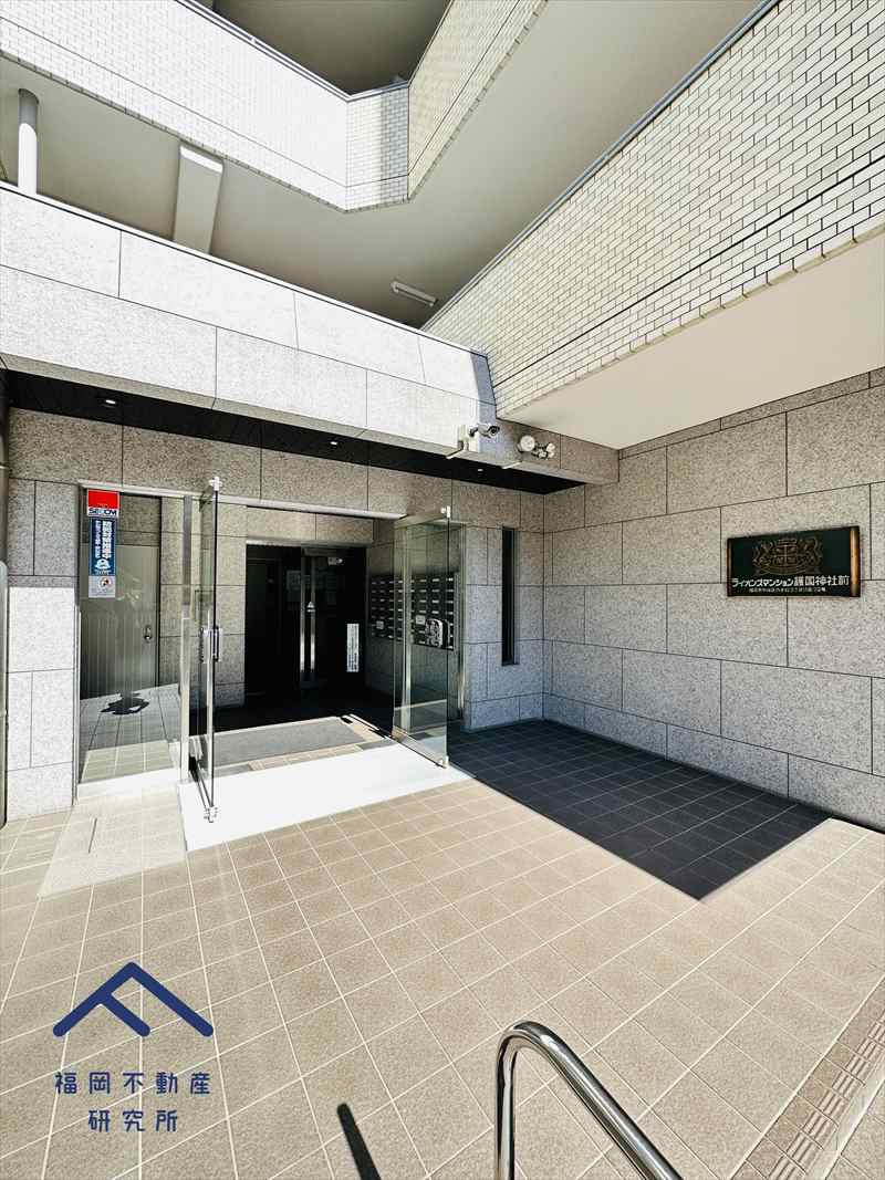 ライオンズマンション護国神社前のエントランス