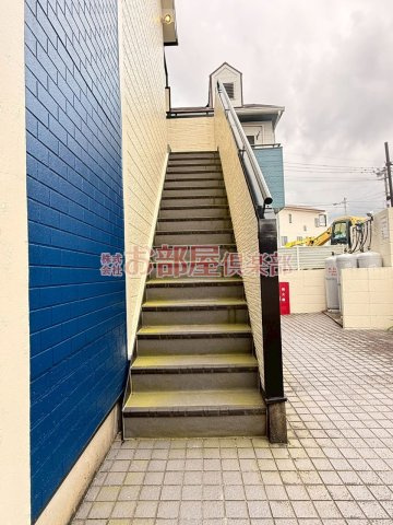 アザリア野中町のその他共用部分|ちょっとした収納スペースも充実しています