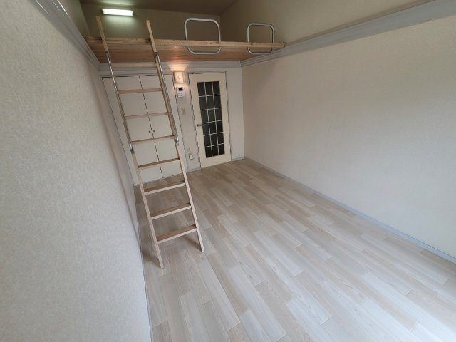 アザリア野中町の洋室|コンパクトで使いやすい洋室です