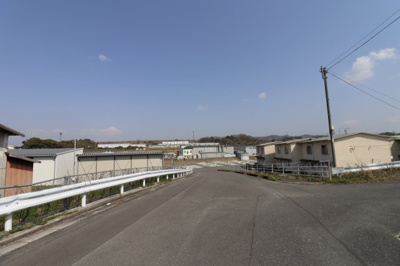 【前面道路含む現地写真】 | 漆生工場跡地 | 前面道路含む現地写真です