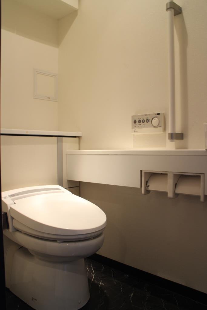 ピアッツァコート奈良三条のトイレ|温水洗浄機能付きのトイレ