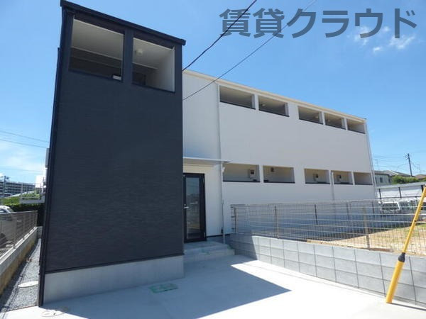 CAREL浜野A（キャレル）の外観|白と黒でおしゃれな外観！