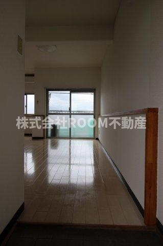 センチュリー21立野　Ａ・Bの内装|明るい室内です