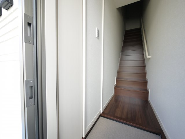 クラシオ大久保幕張の玄関|専用階段です