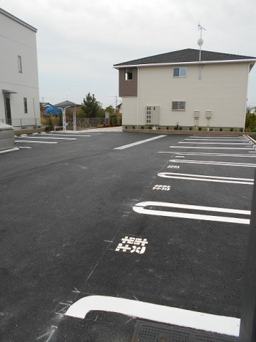 エーリ・フノマージュの駐車場