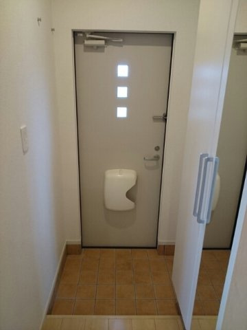 エーリ・フノマージュの玄関