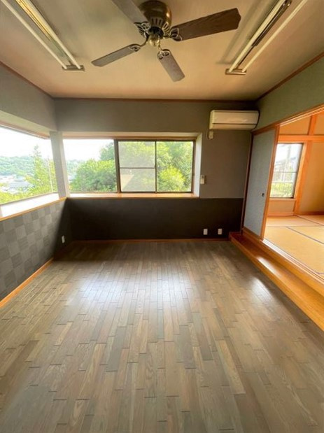 川奈　二世帯住宅も可能な8LLDDKK戸建の洋室|2階洋室約６帖　出窓があり景色を見渡せます。