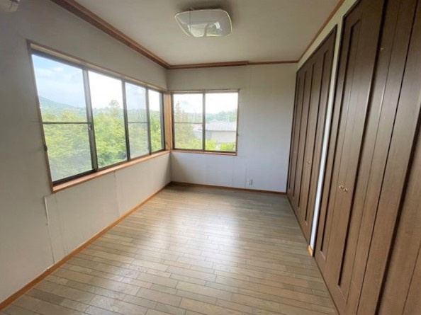 川奈　二世帯住宅も可能な8LLDDKK戸建の洋室|2階洋室約12帖