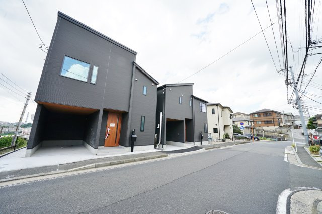 【保土ヶ谷区初音ヶ丘34新築戸建て２号棟】★仲介手数料無料★（初音ヶ丘小学校・橘中学校）の前面道路含む現地写真