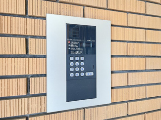 【エントランス】 | 防犯対策に有効なオートロック付きのエントランスです！一人暮らしの方も安心ですね♪