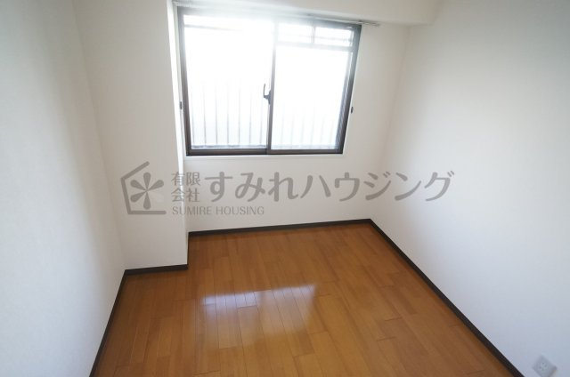 サンパレス宝塚の洋室