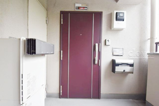 【その他共用部分】 | 皆様をお迎えする、お部屋の玄関ドア。開けやすさや開放角度、ドアノブの操作しやすさや鍵の形状などを、現地で一度ご確認ください。～即日のご見学可能～　お問合せはお気軽にどうぞ。