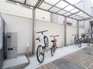 【その他共用部分】 | 屋根付き駐輪場、1世帯2台まで無料で利用可