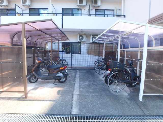 【その他共用部分】 | ヴェール西宮 | 屋根付き駐輪スペースです