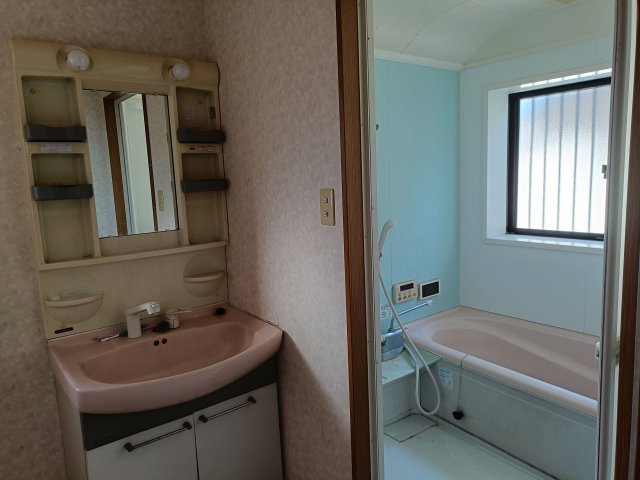 西条市禎瑞土地建物【750】145.19坪　29.76坪の独立洗面台