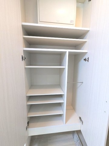 オーキッドレジデンス蔵前Ⅱの玄関|傘入れ付の収納豊富なトールタイプのシューズＢＯＸです