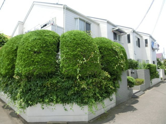 【外観】 | 角地に立地する綺麗な外観。
