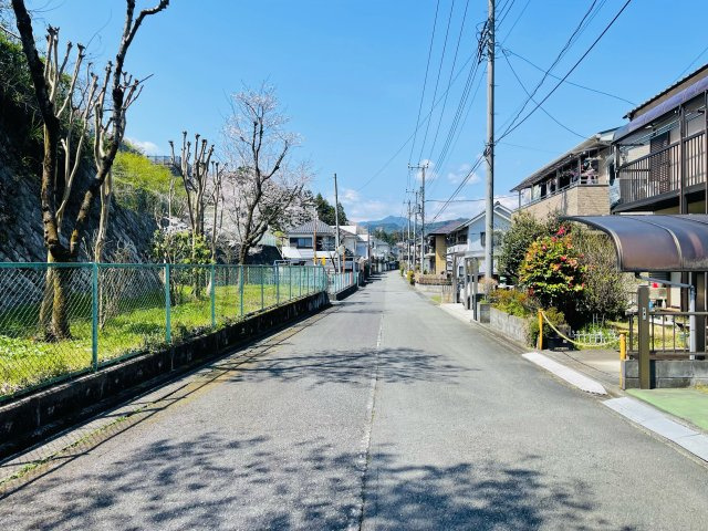 日の出町大久野　中古戸建の前面道路含む現地写真