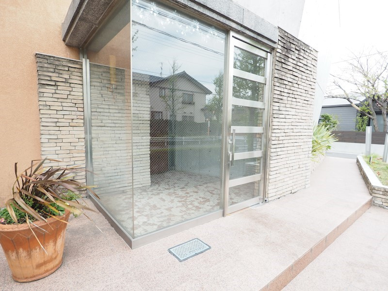 重厚感のあるエントランス