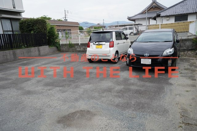 コスモハイツ柳瀬【10,000円キャッシュバック対象物件】の駐車場|車をお持ちの方に嬉しい駐車場付きの物件です