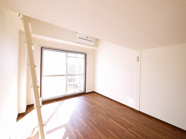 シティパレス生駒谷田町Ｐ６の寝室|広くて明るい寝室