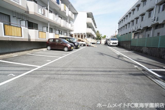 レックスマンションの駐車場
