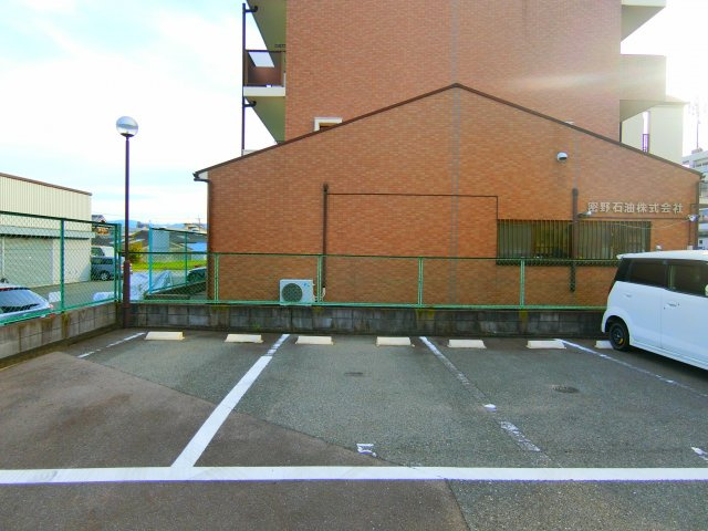 セカンドパレスの駐車場