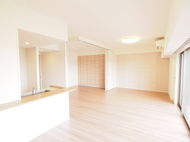 明るく開放的なリビング